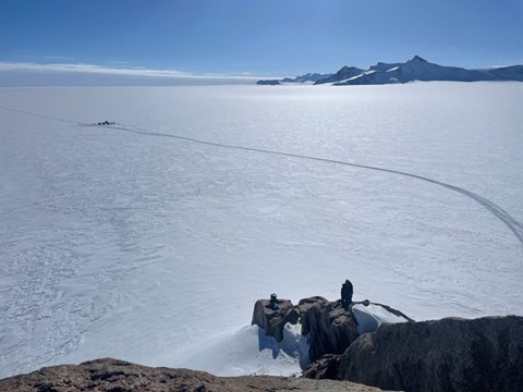 The camp at Tottanfjella is on the left in the picture. New view but the same routines and planning at each site: the arks are placed with their noses to the wind, toilet tents on one side of the camp and food on the other. Ice, snow and occasional nunataks at varying distances. Photo: Karna Johansson